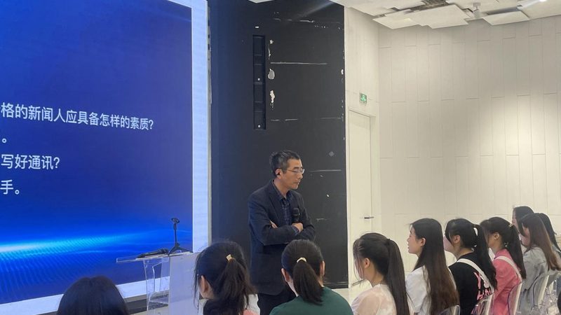 行业背景：传媒行业的崛起与竞争加剧
